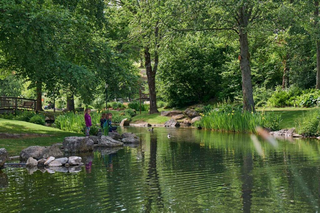 Kurpark Bodenmais im Bayerischen Wald, eine idyllische Parkanlage zum Entspannen.