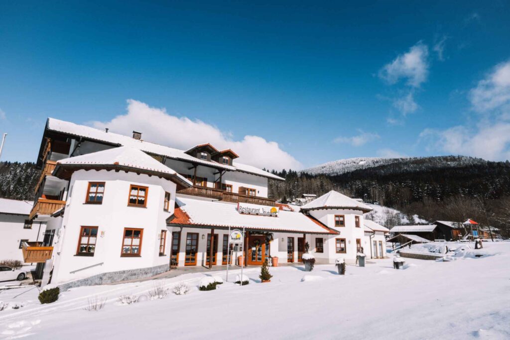 Das Wellnesshotel Waldeck Bodenmais im Schnee, umgeben von winterlicher Landschaft im Bayerischen Wald.