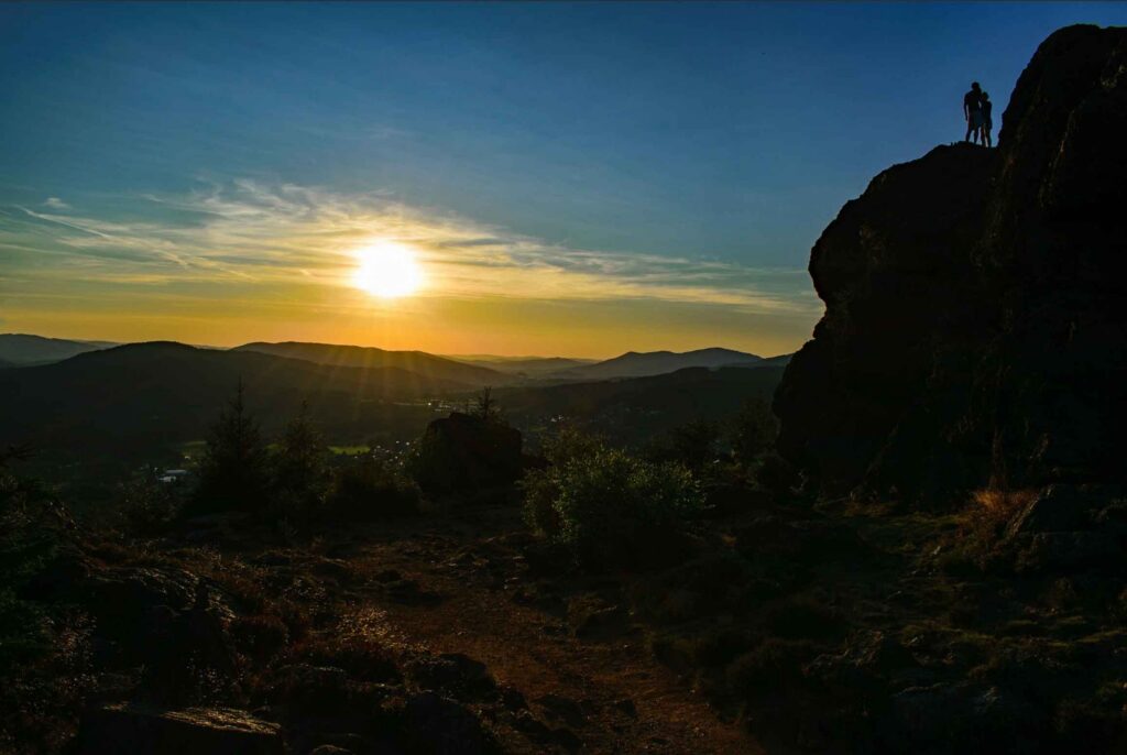 Stimmungsvoller Sonnenaufgang über dem Bayerischen Wald, gesehen vom Wellnesshotel Waldeck Bodenmais