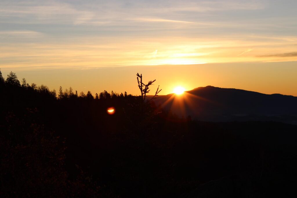 Sonnenwendfeier im Wellnesshotel Waldeck Bodenmais im Bayerischen Wald mit beeindruckendem Feuer in der Natur.